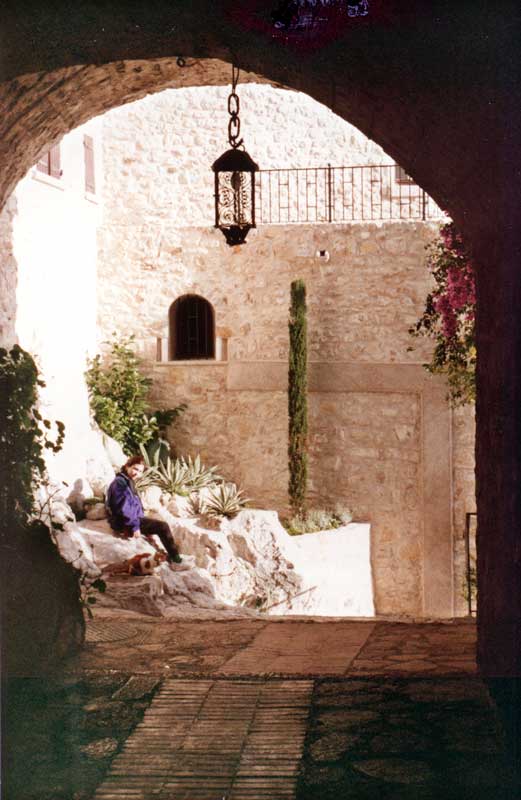 Juliette dans les ruelles d'Èze