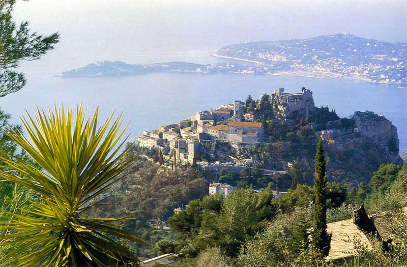 Depuis le
            Jardin exotique vue sur Èze et sur la mer