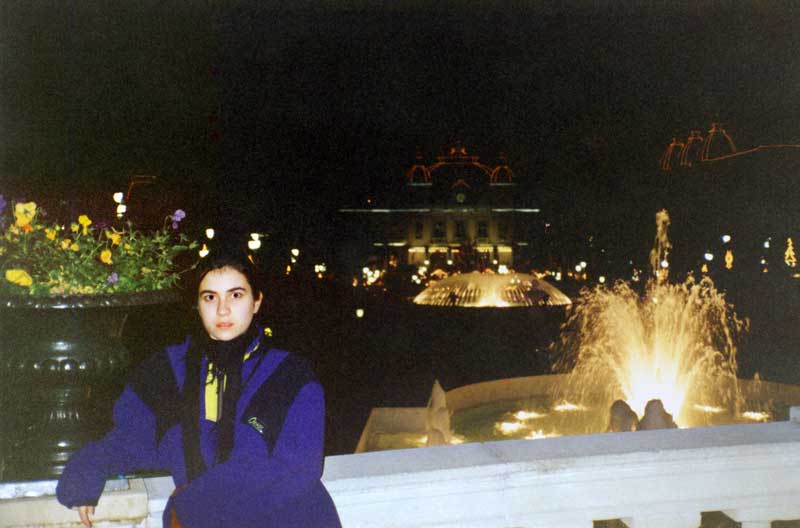 Juliette devant le bassin du Casino de Monte
                  Carlo