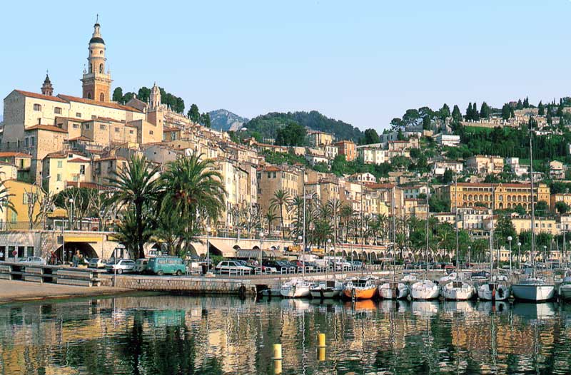 Vieille ville de Menton au petit matin