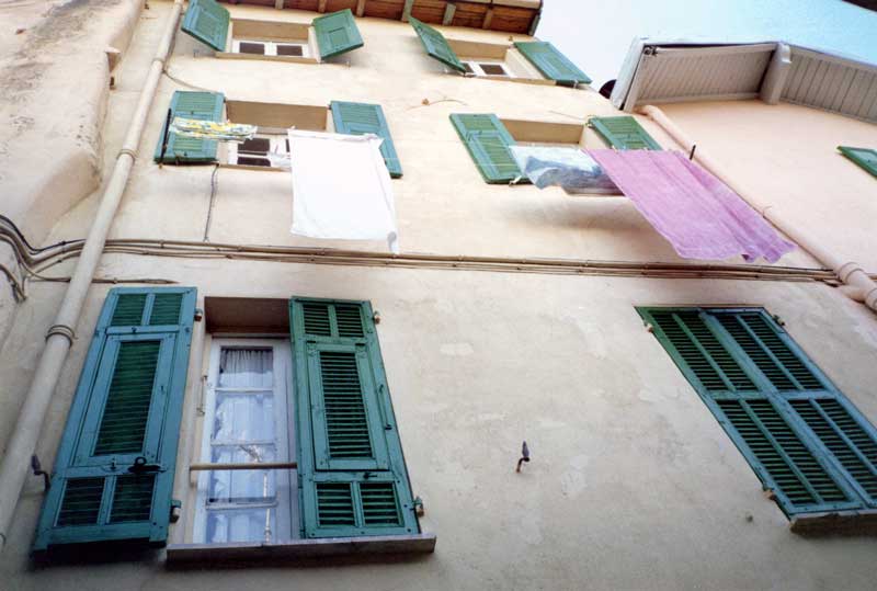 Façade colorée dans la vieille ville de Menton