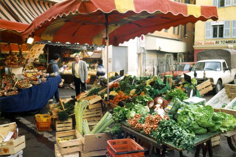 Étal de maraîcher rue Pairolière