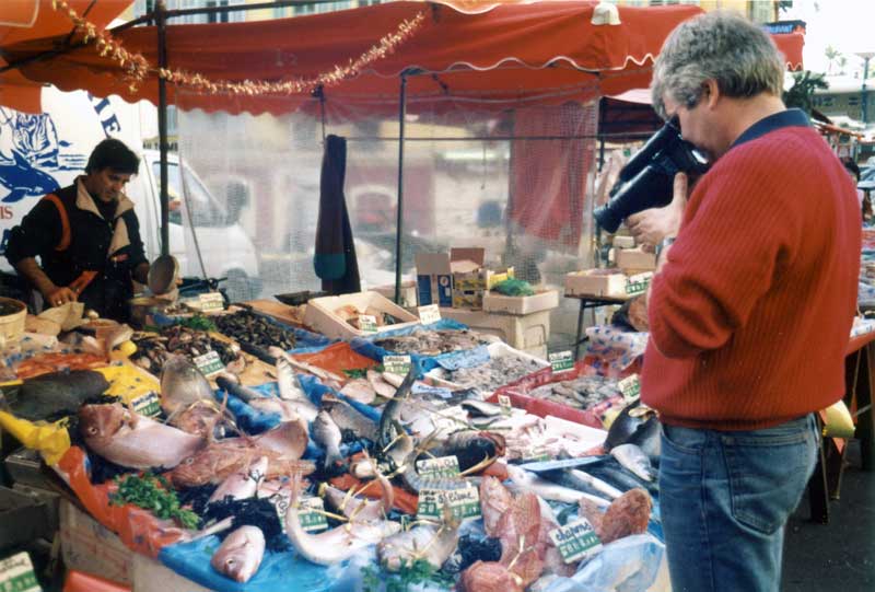 JP filme l'étal du poissonnier