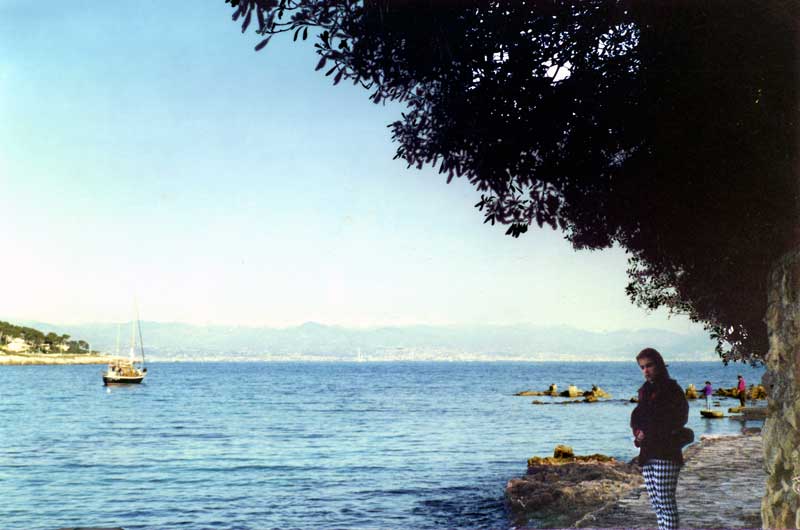 Juliette sur la balade du Cap d'Antibes