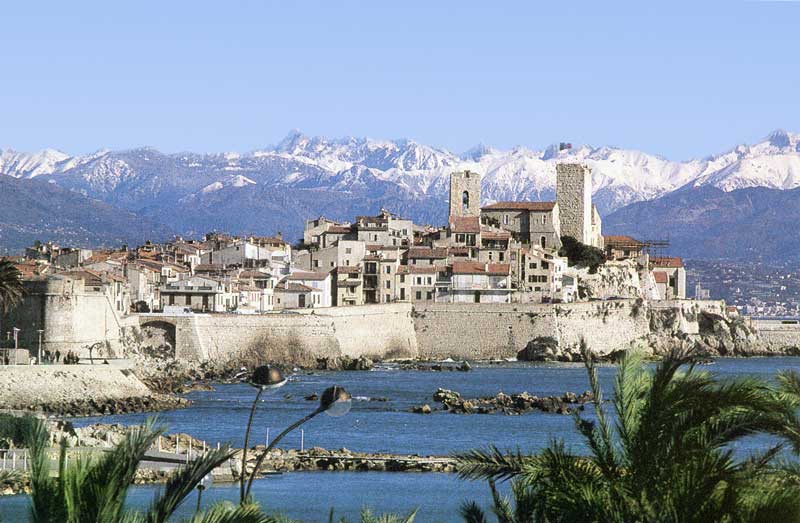 Le vieil Antibes au pied des montagnes