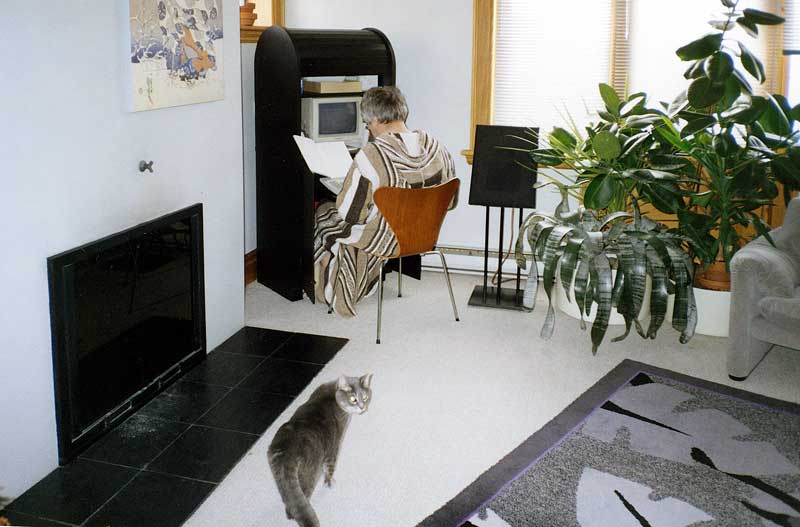 JP transcrit son journal dans le salon d'Outremont