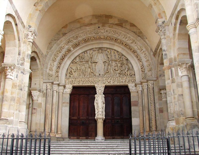Cathédrale St Lazare : le portail roman du
                  XIIème