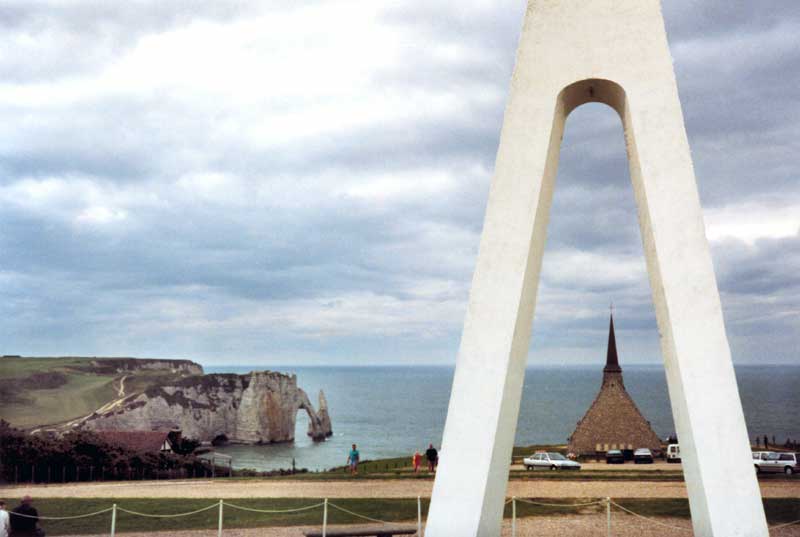 Étretat : vue sur l'Aiguille et la falaise d'Aval
                depuis le monument à Nungesser et Coli et la chapelle de
                la Garde