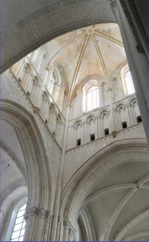 Fécamp : tour-lanterne de la Trinite (37 metres
                  sous voûte)