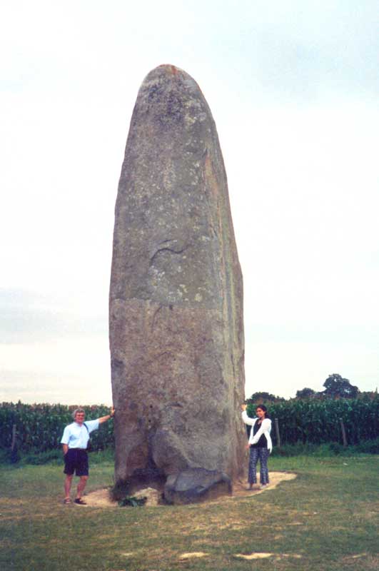 Jean-Paul et
              Juliette au pied du menhir du Champ Dolent