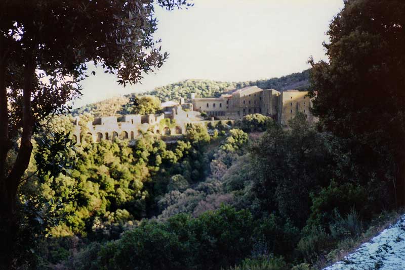 Dernier coup d’œil sur le monastère de La Verne
                derrière nous