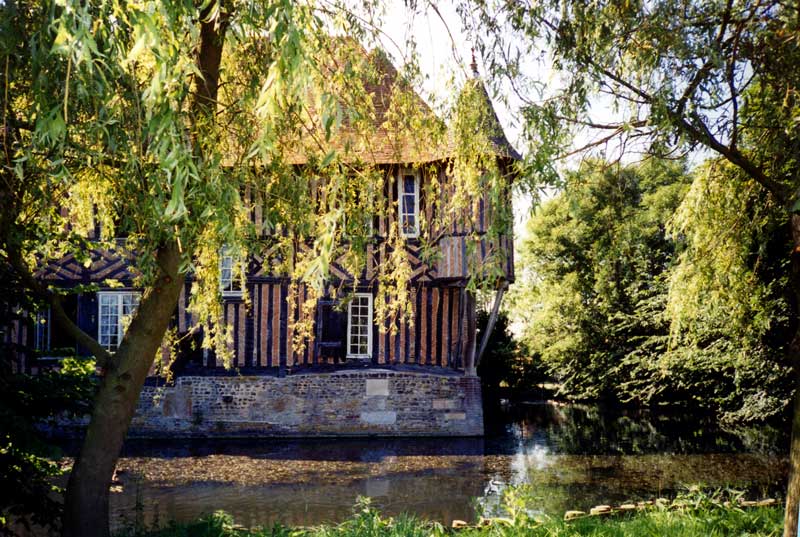 Le manoir en colombages entouré de ses douves