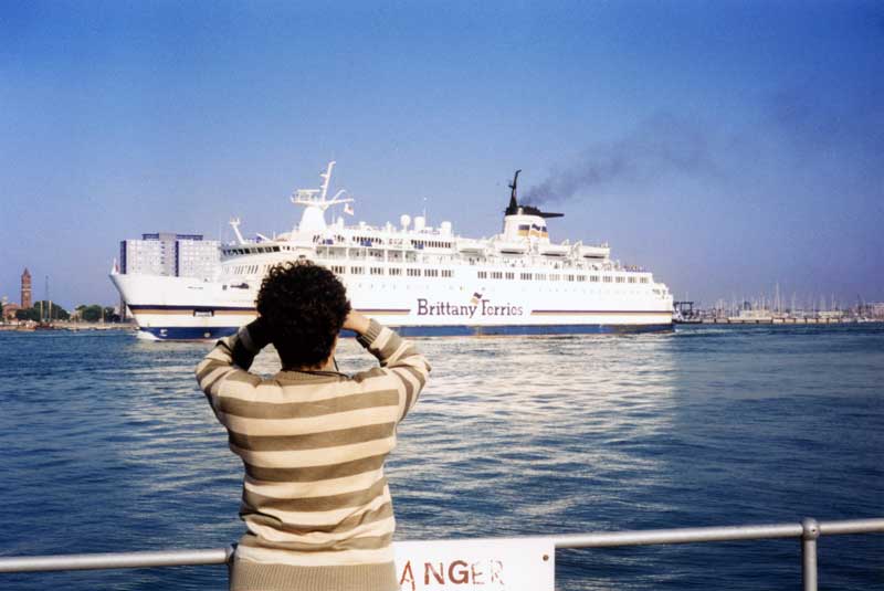 Portmouth : Monique tente d'apercevoir les filles
                  depuis The Point
