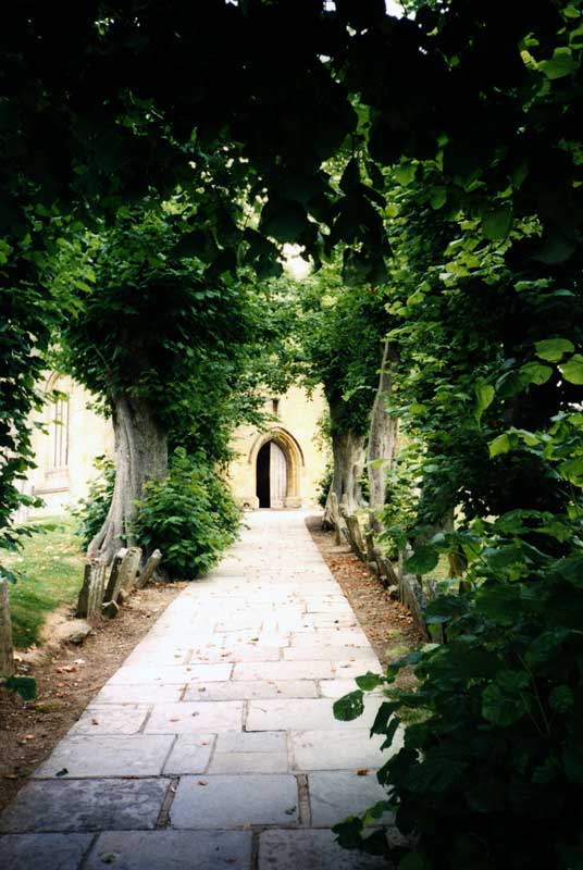 Allée du cimetière menant à l'église St-James