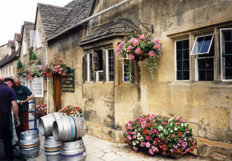 Façade
                elle aussi fleurie de la même taverne
