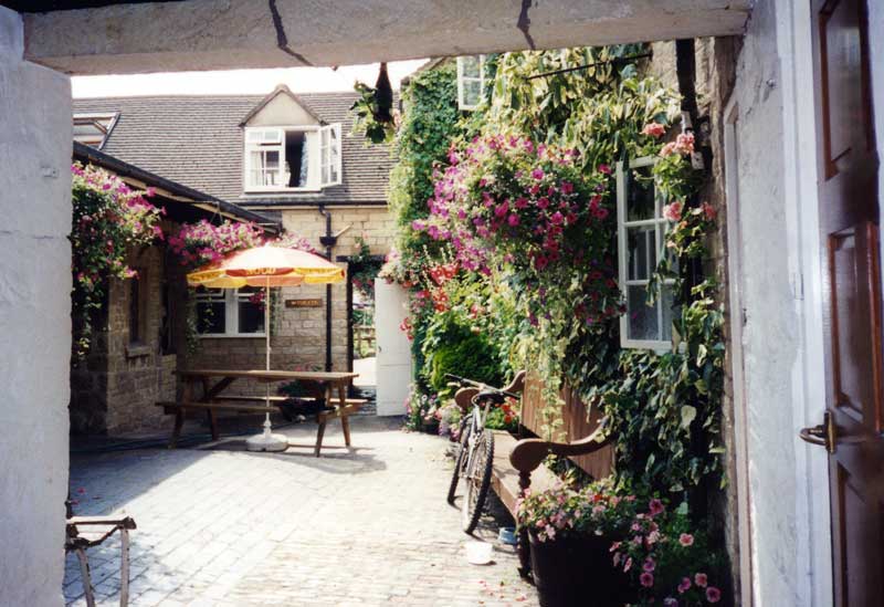 Cour fleurie d'une taverne de Chipping Camden