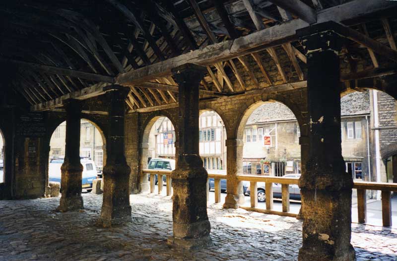 Sous
        la vieille charpente de Market Hall