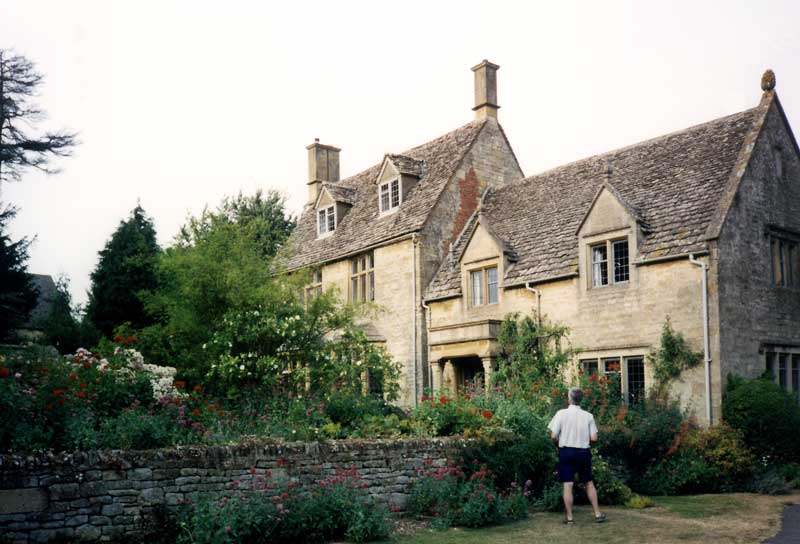 Jean-Paul admire Shepherd House en périphérie de
                  Chipping Campden
