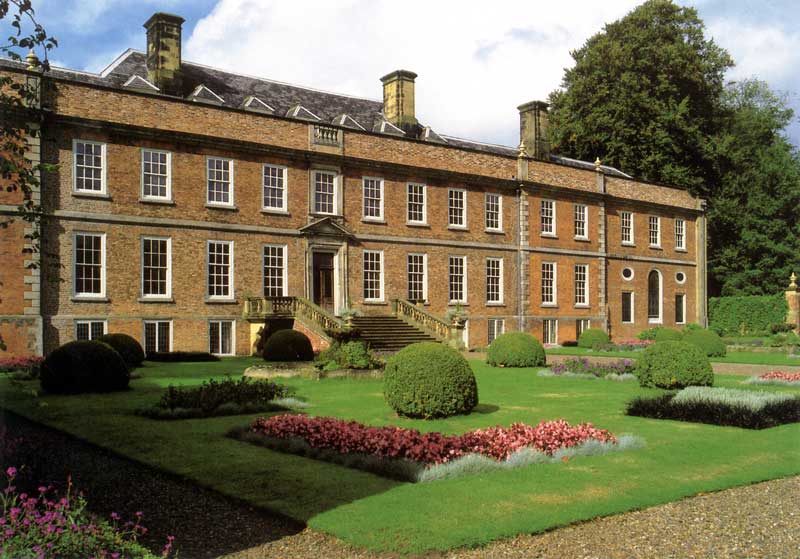Façade
                  d'Erdigg Hall donnant sur le formal garden
