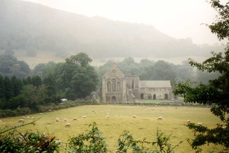 Valle-Crucis-dans-la-brume