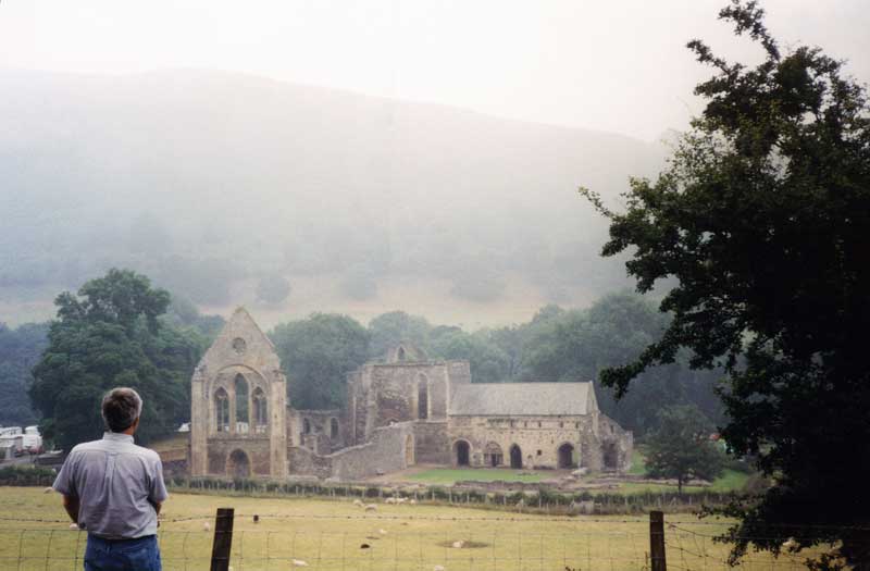 Jean-Paul
          devant Valle Crucis dans la brume