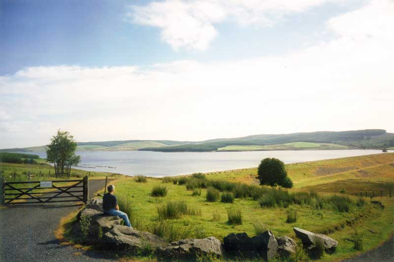 Le
                  barrage et le plan d'eau de Brenig Reservoir au matin