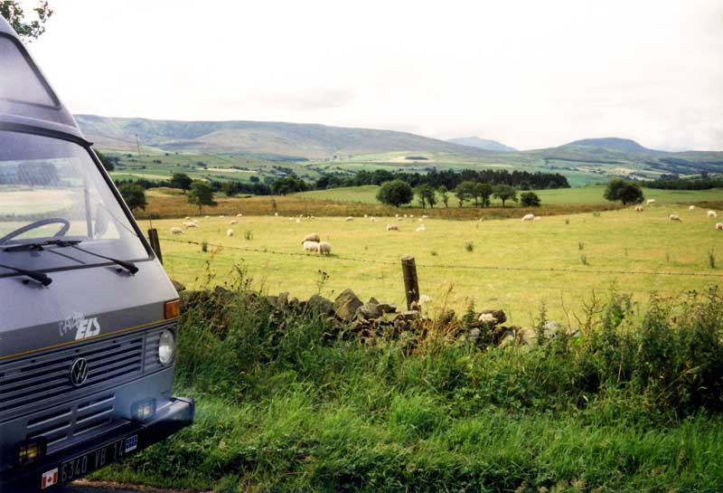 Vallée de la
                  Conwy : les pâturages sur fond de Snowdonia le long de
                  la petite B 5113