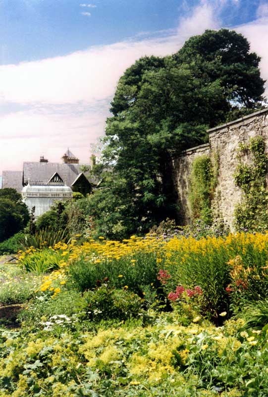 La grande bordure du jardin est près de l'entrée
                  de Bodnant Garden