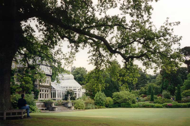 Le green et la serre près du manoir de Bodnant