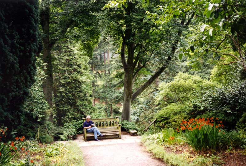 Bodnant Garden : Jean-Paul se repère sur le guide
              près de The Poem's