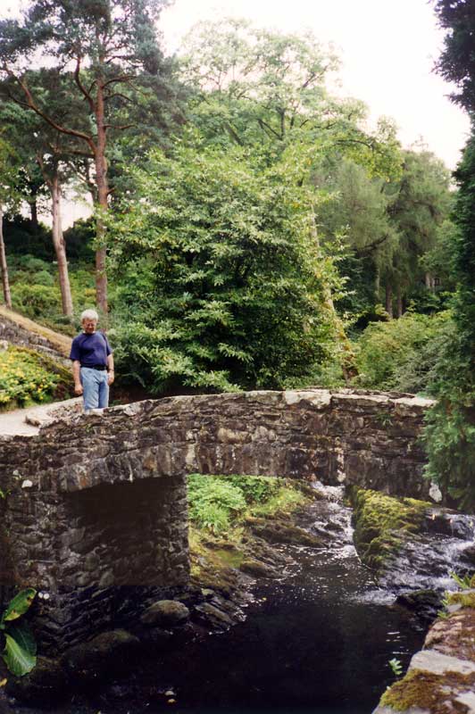 Bodnant
                  Garden : dans la Combe, le vieux pont de pierre
