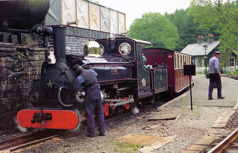 Entre Ffestiniog et Porthmagog : "Linda" à
              Minford Station