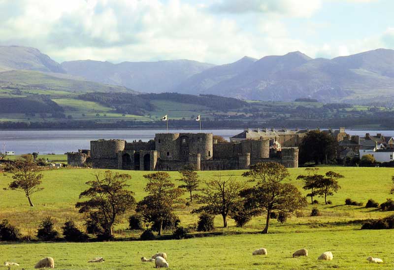 La forteresse de Beaumaris au bord du Menai Strait