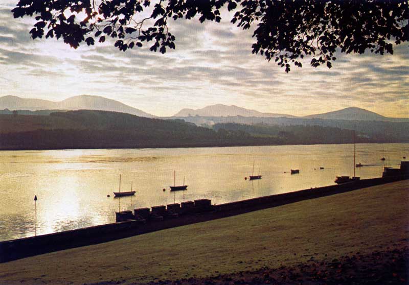 Depuis la terrasse de Plass Newydd, Snowdonia
                    et le Détroit de Menai