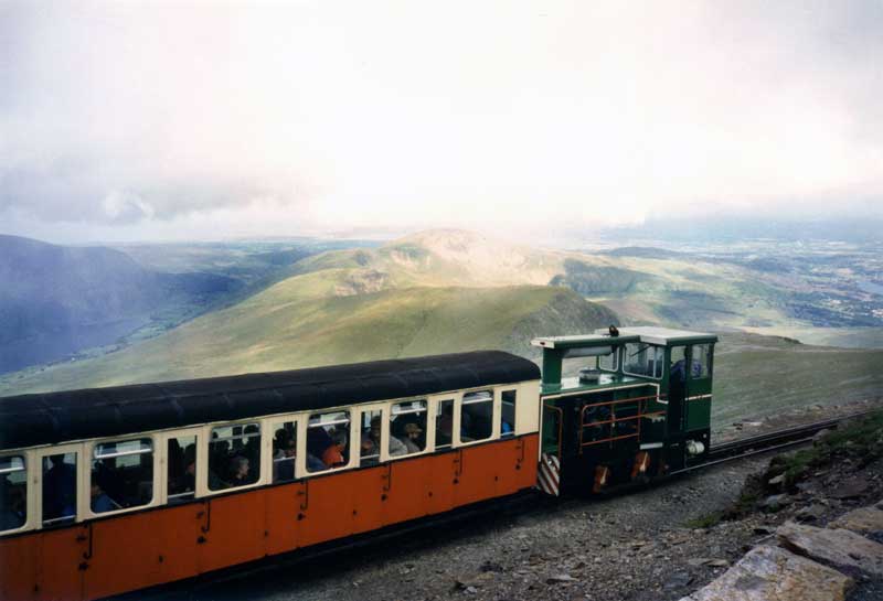 Notre
                    petit train arrive en haut du Mont Snowdon