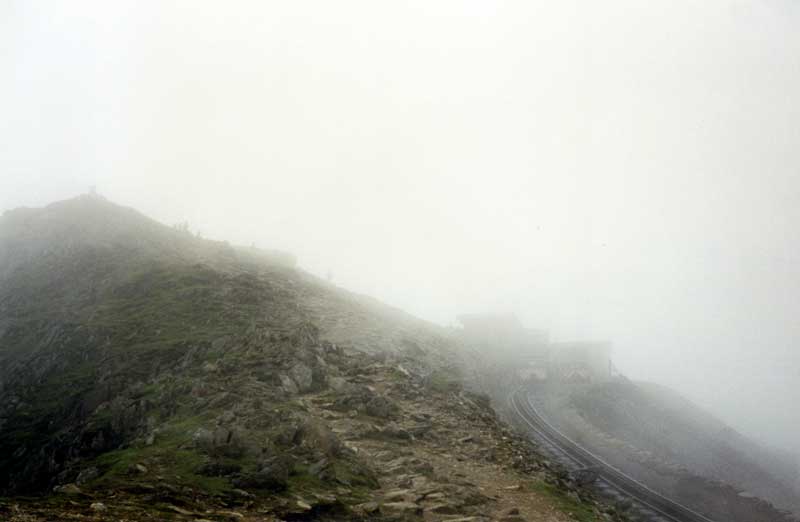 Mont Snowdon : la gare du petit train et le
                    sommet dans le nuage