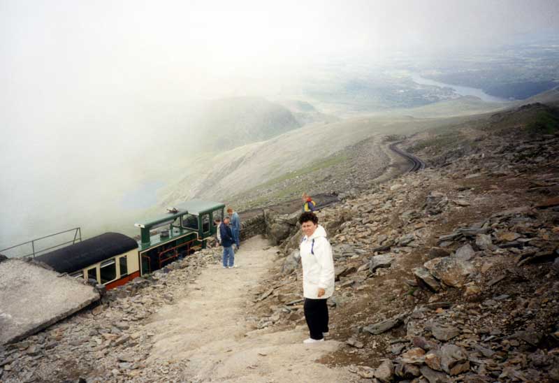 Monique sur le sentier descendant du Mont Snowdon