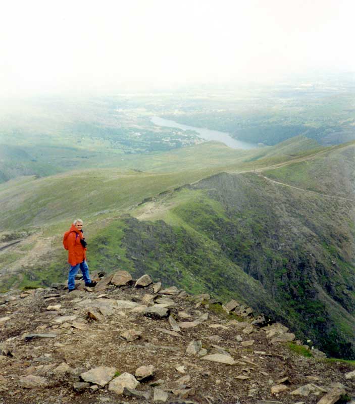 Jean-Paul sur la crête tout en haut du Mont Snowdon