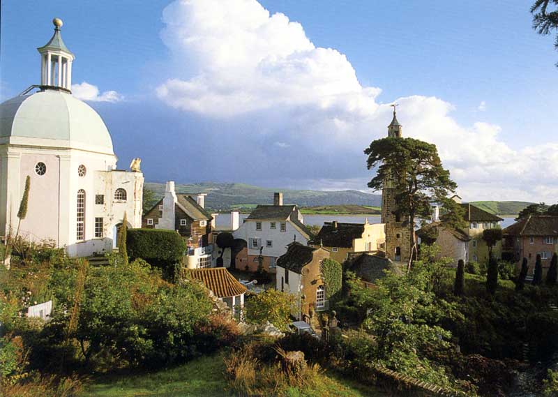 Portmeirion,
                    village d'opérette sur la baie de Tremadog
