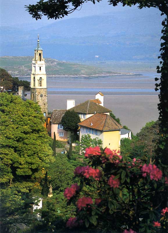 Portmeirion, village d'opérette sur la baie
                      de Tremadog