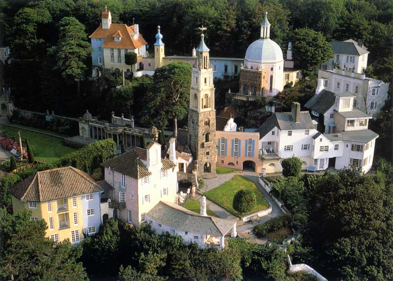 Portmeirion,
                    village d'opérette sur la baie de Tremadog