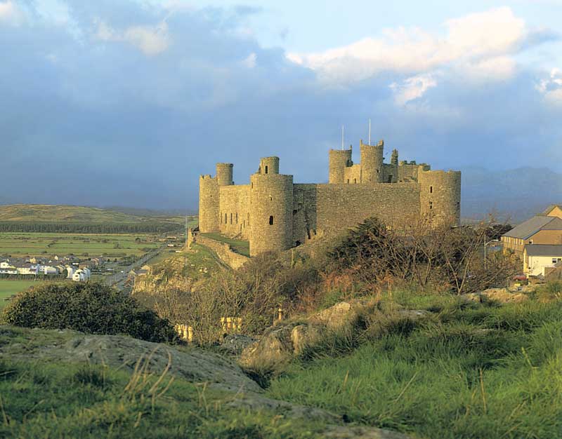 Les grosses tours rondes de Harlech en soirée