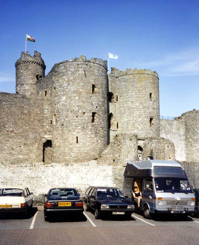 harlech-aigle-devant-entree-chateau.jpg