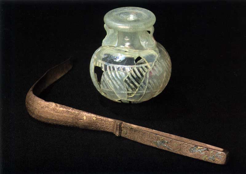 Strigyle et flacon d'huile en verre