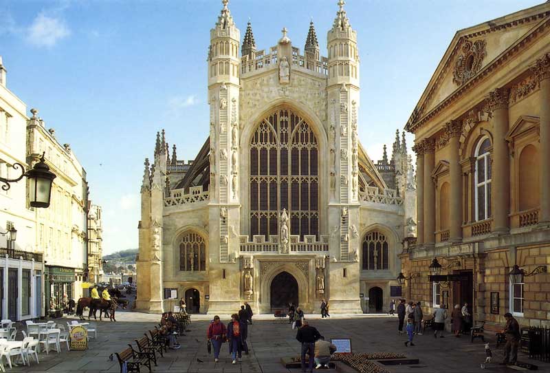Bath Abbey et à
              droite l'entrée georgienne des Bains