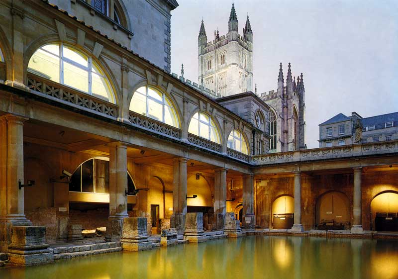 Le Grand
              Bain et Bath Abbey en soirée