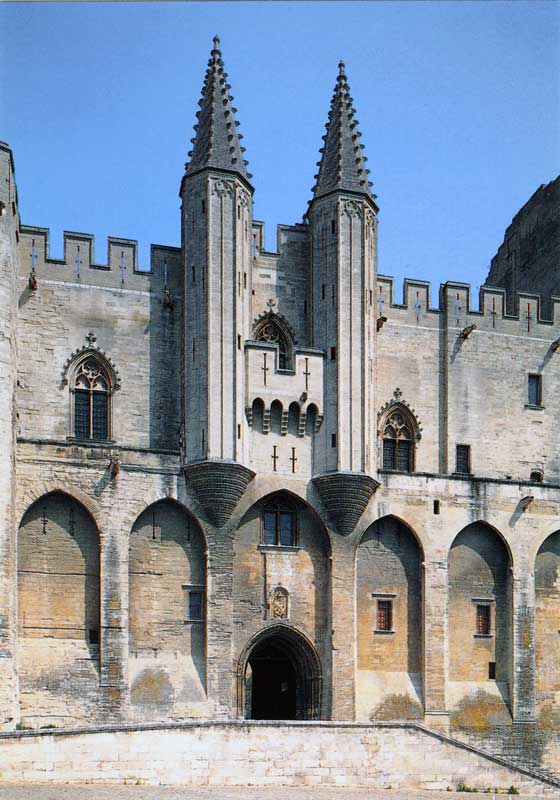 Palais des Papes en Avignon : la Porte des
                Champeaux en façade du Palais Neuf