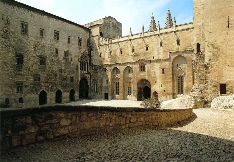 Palais
                des Papes en Avignon : le Palais Neuf de Clément VI : à
                gauche l'aile de la Grande Chapelle et de la Grande
                Audience, à droite l'aile des Grands Dignitaires
