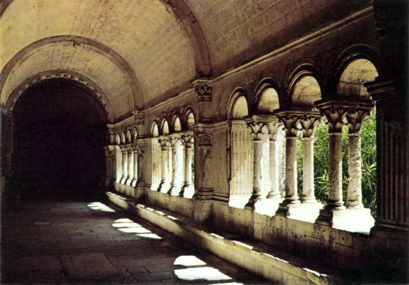 Galerie
                  nord du cloître et chapiteaux (XIIème) de l'Abbaye de
                  Montmajour