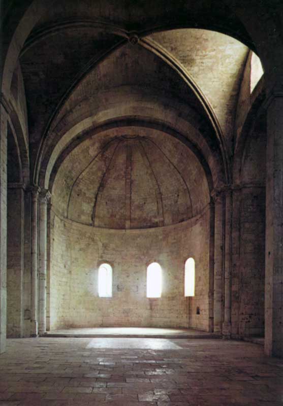 Nef et
                  chœur en cul-de-four de l'Abbatiale de Montmajour